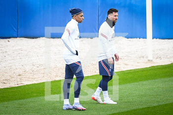 2021-11-19 - Kylian MBAPPE of PSG and Lionel (Leo) MESSI of PSG during the training of the Paris Saint-Germain team on November 19, 2021 at Camp des Loges in Saint-Germain-en-Laye, France - TRAINING OF THE PARIS SAINT-GERMAIN TEAM - OTHER - SOCCER
