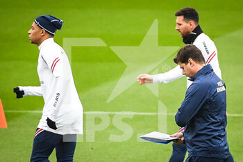 2021-11-19 - Kylian MBAPPE of PSG, Lionel (Leo) MESSI of PSG and Mauricio POCHETTINO of PSG during the training of the Paris Saint-Germain team on November 19, 2021 at Camp des Loges in Saint-Germain-en-Laye, France - TRAINING OF THE PARIS SAINT-GERMAIN TEAM - OTHER - SOCCER