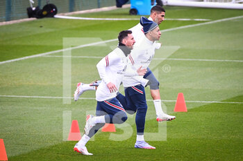 2021-11-19 - Lionel (Leo) MESSI of PSG, Kylian MBAPPE of PSG and Achraf HAKIMI of PSG during the training of the Paris Saint-Germain team on November 19, 2021 at Camp des Loges in Saint-Germain-en-Laye, France - TRAINING OF THE PARIS SAINT-GERMAIN TEAM - OTHER - SOCCER