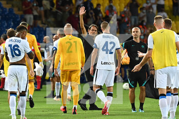 2021-08-08 - Simon Inzaghi allenatore inter saluta i tifosi a fine gara - PARMA CALCIO VS INTER - FC INTERNAZIONALE - FRIENDLY MATCH - SOCCER