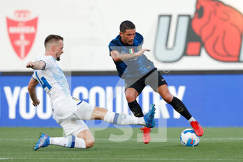 2021-08-14 - Stefano Sensi (FC Internazionale) dribbling su Tomasz KEDZIORA (FC Dynamo Kyiv) - INTER - FC INTERNAZIONALE VS DINAMO KIEV - FRIENDLY MATCH - SOCCER