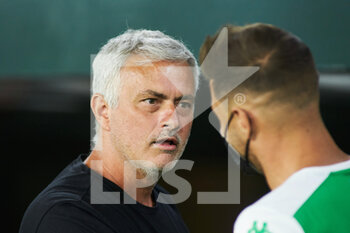 2021-08-07 - Jose Mourinho, head coach of Roma with Joaquin Sanchez of Real Betis during the Pre-Season friendly football match between Real Betis Balompie and AS Roma on August 7, 2021 at Benito Villamarin stadium in Sevilla, Spain - Photo Joaquin Corchero / Spain DPPI / DPPI - REAL BETIS BALOMPIE VS AS ROMA - FRIENDLY MATCH - SOCCER