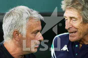 2021-08-07 - Jose Mourinho, head coach of Roma with Manuel Pellegrini, Betis head coach during the Pre-Season friendly football match between Real Betis Balompie and AS Roma on August 7, 2021 at Benito Villamarin stadium in Sevilla, Spain - Photo Joaquin Corchero / Spain DPPI / DPPI - REAL BETIS BALOMPIE VS AS ROMA - FRIENDLY MATCH - SOCCER