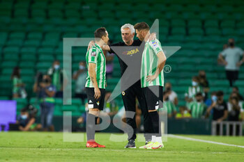2021-08-07 - Jose Mourinho, head coach of Roma with Andres Guardado, Joaquin Sanchez of Real Betis during the Pre-Season friendly football match between Real Betis Balompie and AS Roma on August 7, 2021 at Benito Villamarin stadium in Sevilla, Spain - Photo Joaquin Corchero / Spain DPPI / DPPI - REAL BETIS BALOMPIE VS AS ROMA - FRIENDLY MATCH - SOCCER
