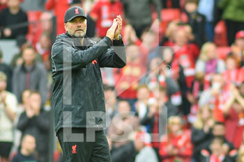 2021-08-08 - Liverpool's manager Jurgen Klopp applauds fans after the Pre-Season Friendly football match between Liverpool and Athletic Bilbao on August 8, 2021 at Anfield in Liverpool, England - Photo Philip Bryan / ProSportsImages / DPPI - PRE-SEASON FRIENDLY MATCH - LIVERPOOL VS ATHLETIC BILBAO - FRIENDLY MATCH - SOCCER