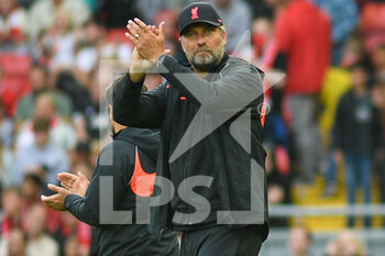 2021-08-09 - Liverpool's manager Jurgen Klopp applauds supporters before the Pre-Season Friendly football match between Liverpool and Osasuna on August 9, 2021 at Anfield in Liverpool, England - Photo Philip Bryan / ProSportsImages / DPPI - PRE-SEASON FRIENDLY FOOTBALL MATCH LIVERPOOL VS OSASUNA - FRIENDLY MATCH - SOCCER