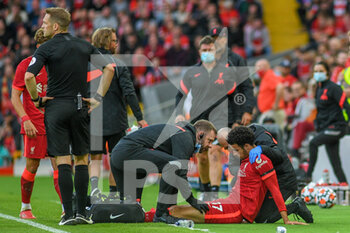 2021-08-09 - Liverpool's midfielder Curtis Jones (17) goes off injured during the Pre-Season Friendly football match between Liverpool and Osasuna on August 9, 2021 at Anfield in Liverpool, England - Photo Philip Bryan / ProSportsImages / DPPI - PRE-SEASON FRIENDLY FOOTBALL MATCH LIVERPOOL VS OSASUNA - FRIENDLY MATCH - SOCCER