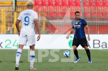 2021-08-14 - Hakan Calhanoglu (FC Internazionale) in action - INTER - FC INTERNAZIONALE VS DINAMO KIEV - FRIENDLY MATCH - SOCCER