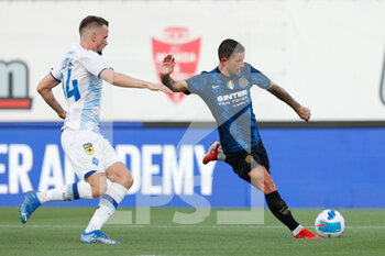 2021-08-14 - Stefano Sensi (FC Internazionale) contrasted by Carlos DE PENA (FC Dynamo Kyiv) - INTER - FC INTERNAZIONALE VS DINAMO KIEV - FRIENDLY MATCH - SOCCER