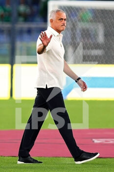 2021-08-14 - Jose' Mourinho head coach of Roma greets his supporters during the Pre-Season Friendly football match between AS Roma and Raja Casablanca on August 14, 2021 at Stadio Olimpico in Rome, Italy - Photo Federico Proietti / DPPI - AS ROMA VS RAJA CASABLANCA - FRIENDLY MATCH - SOCCER