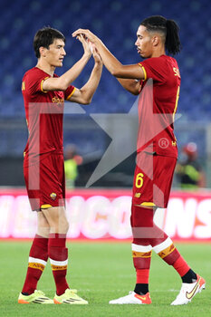 2021-08-14 - Eldor Shomurodov (L) and Chris Smalling (R) of Roma greet each other before the Pre-Season Friendly football match between AS Roma and Raja Casablanca on August 14, 2021 at Stadio Olimpico in Rome, Italy - Photo Federico Proietti / DPPI - AS ROMA VS RAJA CASABLANCA - FRIENDLY MATCH - SOCCER