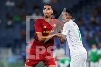 2021-08-14 - Chris Smalling of Roma (L) and Fabrice Ngoma of Raja Casablanca (R) in action during the Pre-Season Friendly football match between AS Roma and Raja Casablanca on August 14, 2021 at Stadio Olimpico in Rome, Italy - Photo Federico Proietti / DPPI - AS ROMA VS RAJA CASABLANCA - FRIENDLY MATCH - SOCCER
