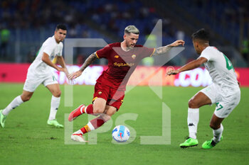 2021-08-14 - Carles Perez of Roma (C) in action during the Pre-Season Friendly football match between AS Roma and Raja Casablanca on August 14, 2021 at Stadio Olimpico in Rome, Italy - Photo Federico Proietti / DPPI - AS ROMA VS RAJA CASABLANCA - FRIENDLY MATCH - SOCCER