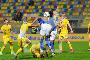 2021-11-16 - FROSINONE, ITALY - November 16 : Players of Italy and Players  Romania scrum in the area during Friendly Match soccer match between  Italy and  Romania  at Benito Stirpe on November 12,2021 in Frosinone,Italy - UNDER 21 TEST MATCH 2021 - ITALY VS ROMANIA - FRIENDLY MATCH - SOCCER
