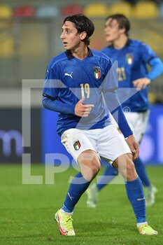 2021-11-16 - FROSINONE, ITALY -  November 16 :  Samuele Mulattieri  of Italy in Action during  Friendly Match soccer match between  Italy and Romania  at Benito Stirpe on November 12,2021 in Frosinone,Italy  - UNDER 21 TEST MATCH 2021 - ITALY VS ROMANIA - FRIENDLY MATCH - SOCCER
