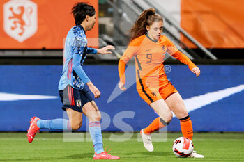 2021-11-29 - Saki Kumagai of Japan Joelle Smits of the Netherlands during the Women's Friendly football match between The Netherlands and Japan on November 29, 2021 at Cars Jeans Stadion in Den Haag, Netherlands - WOMEN'S FRIENDLY MATCH - THE NETHERLANDS VS JAPAN - FRIENDLY MATCH - SOCCER