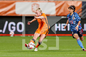 2021-11-29 - Inessa Kaagman of the Netherlands, Hinata Miyazawa of Japan during the Women's Friendly football match between The Netherlands and Japan on November 29, 2021 at Cars Jeans Stadion in Den Haag, Netherlands - WOMEN'S FRIENDLY MATCH - THE NETHERLANDS VS JAPAN - FRIENDLY MATCH - SOCCER