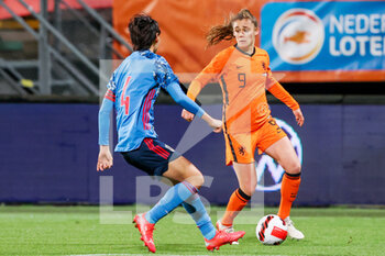 2021-11-29 - Saki Kumagai of Japan, Joelle Smits of the Netherlands during the Women's Friendly football match between The Netherlands and Japan on November 29, 2021 at Cars Jeans Stadion in Den Haag, Netherlands - WOMEN'S FRIENDLY MATCH - THE NETHERLANDS VS JAPAN - FRIENDLY MATCH - SOCCER