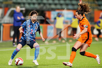 2021-11-29 - Risa Shimizu of Japan, Renate Jansen of the Netherlands during the Women's Friendly football match between The Netherlands and Japan on November 29, 2021 at Cars Jeans Stadion in Den Haag, Netherlands - WOMEN'S FRIENDLY MATCH - THE NETHERLANDS VS JAPAN - FRIENDLY MATCH - SOCCER
