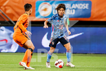 2021-11-29 - Samantha van Diemen of the Netherlands, Mana Iwabuchi of Japan during the Women's Friendly football match between The Netherlands and Japan on November 29, 2021 at Cars Jeans Stadion in Den Haag, Netherlands - WOMEN'S FRIENDLY MATCH - THE NETHERLANDS VS JAPAN - FRIENDLY MATCH - SOCCER