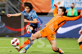 2021-11-29 - Samantha van Diemen of the Netherlands, Mana Iwabuchi of Japan during the Women's Friendly football match between The Netherlands and Japan on November 29, 2021 at Cars Jeans Stadion in Den Haag, Netherlands - WOMEN'S FRIENDLY MATCH - THE NETHERLANDS VS JAPAN - FRIENDLY MATCH - SOCCER