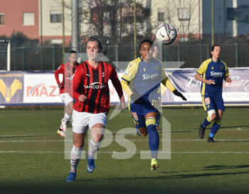2021-12-17 - Guony Arnadottir (Milan)  Lineth Cedeno (Verona) - HELLAS VERONA VS AC MILAN - WOMEN ITALIAN CUP - SOCCER