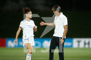 2021-08-31 - David Aznar, coach of Real Madrid, talks to Esther Gonzalez of Real Madrid during the UEFA Women's Champions League, Round 2, 1st leg football match between Real Madrid and Manchester City on August 31, 2021 at Alfredo Di Stefano stadium in Madrid, Spain - Photo Oscar J Barroso / Spain DPPI / DPPI - REAL MADRID VS MANCHESTER CITY - UEFA CHAMPIONS LEAGUE WOMEN - SOCCER