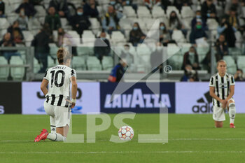 2021-10-13 - Cristiana Girelli (Juventus FC Women) and the other players of the team kneel at the beginning of the match for the Black Lives Matter movement - JUVENTUS FC VS CHELSEA - UEFA CHAMPIONS LEAGUE WOMEN - SOCCER