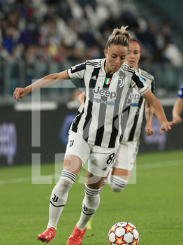 2021-10-13 - Martina Rosucci (Juventus FC Women) controls the ball - JUVENTUS FC VS CHELSEA - UEFA CHAMPIONS LEAGUE WOMEN - SOCCER