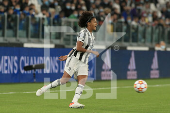 2021-10-13 - Sara Gama (Juventus FC Women) controls the ball - JUVENTUS FC VS CHELSEA - UEFA CHAMPIONS LEAGUE WOMEN - SOCCER