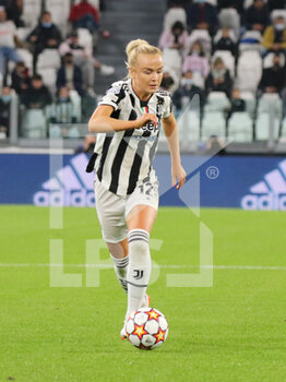 2021-10-13 - Matilde Lundorf (Juventus FC Women) controls the ball - JUVENTUS FC VS CHELSEA - UEFA CHAMPIONS LEAGUE WOMEN - SOCCER