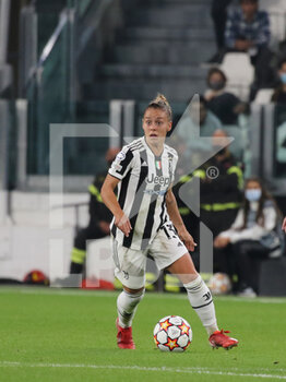2021-10-13 - Lisa Boattin (Juventus FC Women) controls the ball - JUVENTUS FC VS CHELSEA - UEFA CHAMPIONS LEAGUE WOMEN - SOCCER