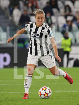 2021-10-13 - Valentina Cernoia (Juventus FC Women) about to kick the ball - JUVENTUS FC VS CHELSEA - UEFA CHAMPIONS LEAGUE WOMEN - SOCCER