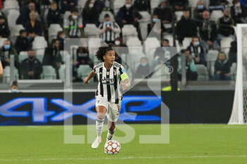 2021-10-13 - Sara Gama (Juventus FC Women) controls the ball - JUVENTUS FC VS CHELSEA - UEFA CHAMPIONS LEAGUE WOMEN - SOCCER