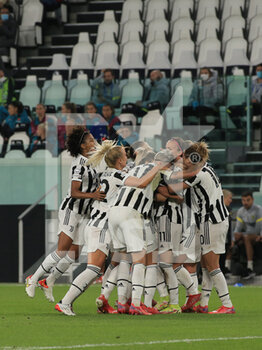 2021-10-13 - Juventus FC Women team celebrates the goal of Barbara Bonansea - JUVENTUS FC VS CHELSEA - UEFA CHAMPIONS LEAGUE WOMEN - SOCCER
