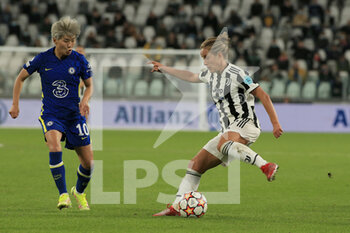 2021-10-13 - Valentina Cernoia (Juventus FC Women) controls the ball against So-Yun Ji (Chelsea FC Women) - JUVENTUS FC VS CHELSEA - UEFA CHAMPIONS LEAGUE WOMEN - SOCCER
