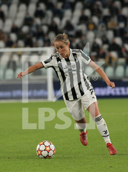 2021-10-13 - Valentina Cernoia (Juventus FC Women) controls the ball - JUVENTUS FC VS CHELSEA - UEFA CHAMPIONS LEAGUE WOMEN - SOCCER