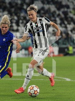 2021-10-13 - Lina Hurtig (Juventus FC Women) controls the ball, against Millie Bright (Chelsea FC Women) - JUVENTUS FC VS CHELSEA - UEFA CHAMPIONS LEAGUE WOMEN - SOCCER
