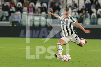 2021-10-13 - Lisa Boattin (Juventus FC Women) about to kick the ball - JUVENTUS FC VS CHELSEA - UEFA CHAMPIONS LEAGUE WOMEN - SOCCER