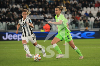 2021-11-09 - Lena Lattwein (VFL Wolsburg) vs Martina Rosucci (Juventus Women) - JUVENTUS FC VS VLF WOLFSBURG - UEFA CHAMPIONS LEAGUE WOMEN - SOCCER