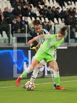 2021-11-09 - Kathrin-Julia Hendrich (VFL Wolfsburg) vs Barbara Bonansea (Juventus Women) - JUVENTUS FC VS VLF WOLFSBURG - UEFA CHAMPIONS LEAGUE WOMEN - SOCCER