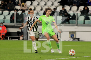 2021-11-09 - Dominique Janssen (VFL Wolfsburg) vs Arianna Caruso (Juventus Women) - JUVENTUS FC VS VLF WOLFSBURG - UEFA CHAMPIONS LEAGUE WOMEN - SOCCER