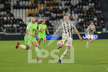 2021-11-09 - Barbara Bonansea (Juventus Women) shots on goal - JUVENTUS FC VS VLF WOLFSBURG - UEFA CHAMPIONS LEAGUE WOMEN - SOCCER