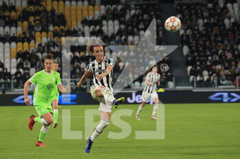 2021-11-09 - Barbara Bonansea (Juventus Women) shots on goal - JUVENTUS FC VS VLF WOLFSBURG - UEFA CHAMPIONS LEAGUE WOMEN - SOCCER