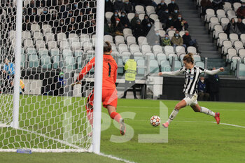 2021-11-09 - Cristiana Girelli (Juventus Women) scores the goal of 2-2 - JUVENTUS FC VS VLF WOLFSBURG - UEFA CHAMPIONS LEAGUE WOMEN - SOCCER