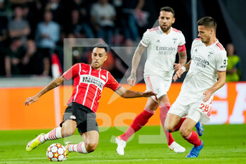2021-08-24 - Eran Zahavi of PSV and Julian Weigl of Benfica during the UEFA Champions League, Play-Offs Leg Two football match between PSV and Benfica on August 24, 2021 at Philips Stadion in Eindhoven, Netherlands - Photo Geert van Erven / Orange Pictures / DPPI - PLAY-OFFS LEG TWO PSV VS BENFICA - UEFA CHAMPIONS LEAGUE - SOCCER
