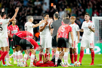 2021-08-24 - Lucas Verissimo of Benfica receives a straight red card from referee Slavko Vincic during the UEFA Champions League, Play-Offs Leg Two football match between PSV and Benfica on August 24, 2021 at Philips Stadion in Eindhoven, Netherlands - Photo Geert van Erven / Orange Pictures / DPPI - PLAY-OFFS LEG TWO PSV VS BENFICA - UEFA CHAMPIONS LEAGUE - SOCCER
