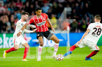 2021-08-24 - Rafa Silva of Benfica, Cody Gakpo of PSV and Julian Weigl of Benfica during the UEFA Champions League, Play-Offs Leg Two football match between PSV and Benfica on August 24, 2021 at Philips Stadion in Eindhoven, Netherlands - Photo Geert van Erven / Orange Pictures / DPPI - PLAY-OFFS LEG TWO PSV VS BENFICA - UEFA CHAMPIONS LEAGUE - SOCCER