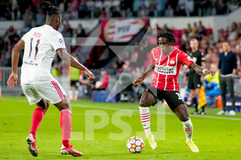 2021-08-24 - Soualiho Meite of Benfica and Bruma of PSV during the UEFA Champions League, Play-Offs Leg Two football match between PSV and Benfica on August 24, 2021 at Philips Stadion in Eindhoven, Netherlands - Photo Geert van Erven / Orange Pictures / DPPI - PLAY-OFFS LEG TWO PSV VS BENFICA - UEFA CHAMPIONS LEAGUE - SOCCER