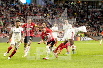 2021-08-24 - Soualiho Meite of Benfica, Mario Gotze of PSV, Cody Gakpo of PSV, Nicolas Otamendi of Benfica during the UEFA Champions League, Play-Offs Leg Two football match between PSV and Benfica on August 24, 2021 at Philips Stadion in Eindhoven, Netherlands - Photo Geert van Erven / Orange Pictures / DPPI - PLAY-OFFS LEG TWO PSV VS BENFICA - UEFA CHAMPIONS LEAGUE - SOCCER